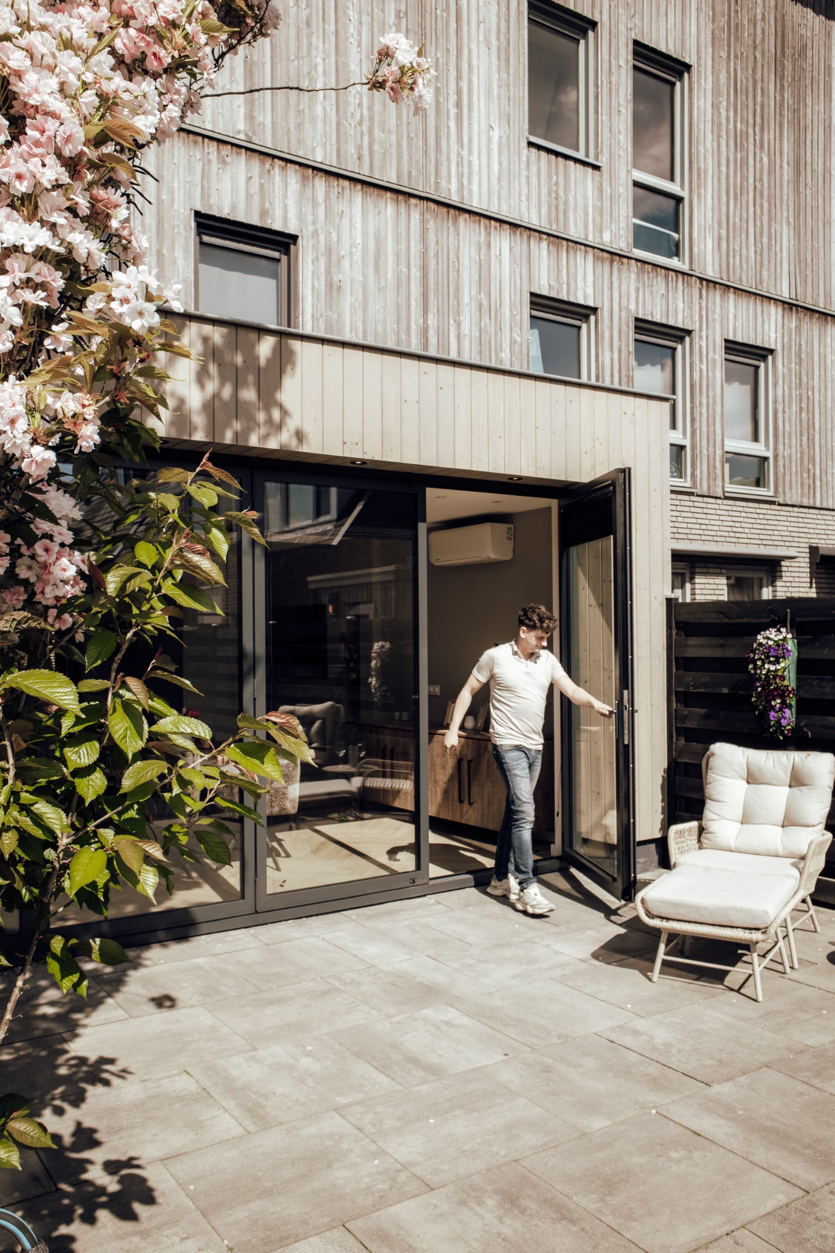Verticale foto van de buitenzijde van een prefab aanbouw